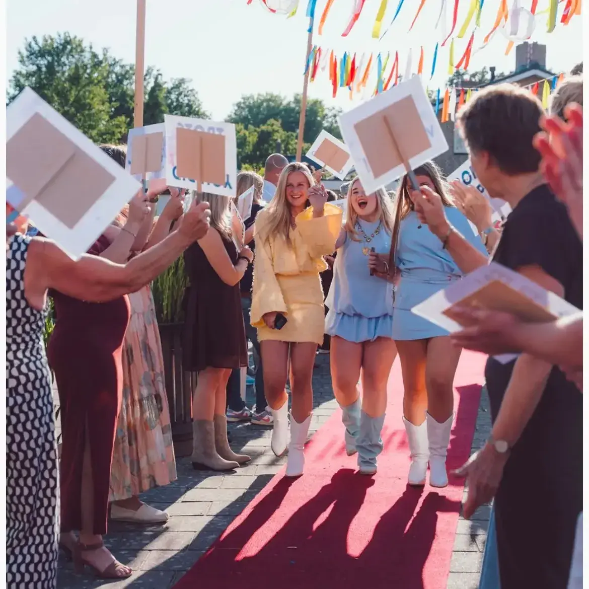 🎓 Een bijzondere avond vol mooie momenten! Met een geweldig cabaret, een stralend zonnetje en  (4)